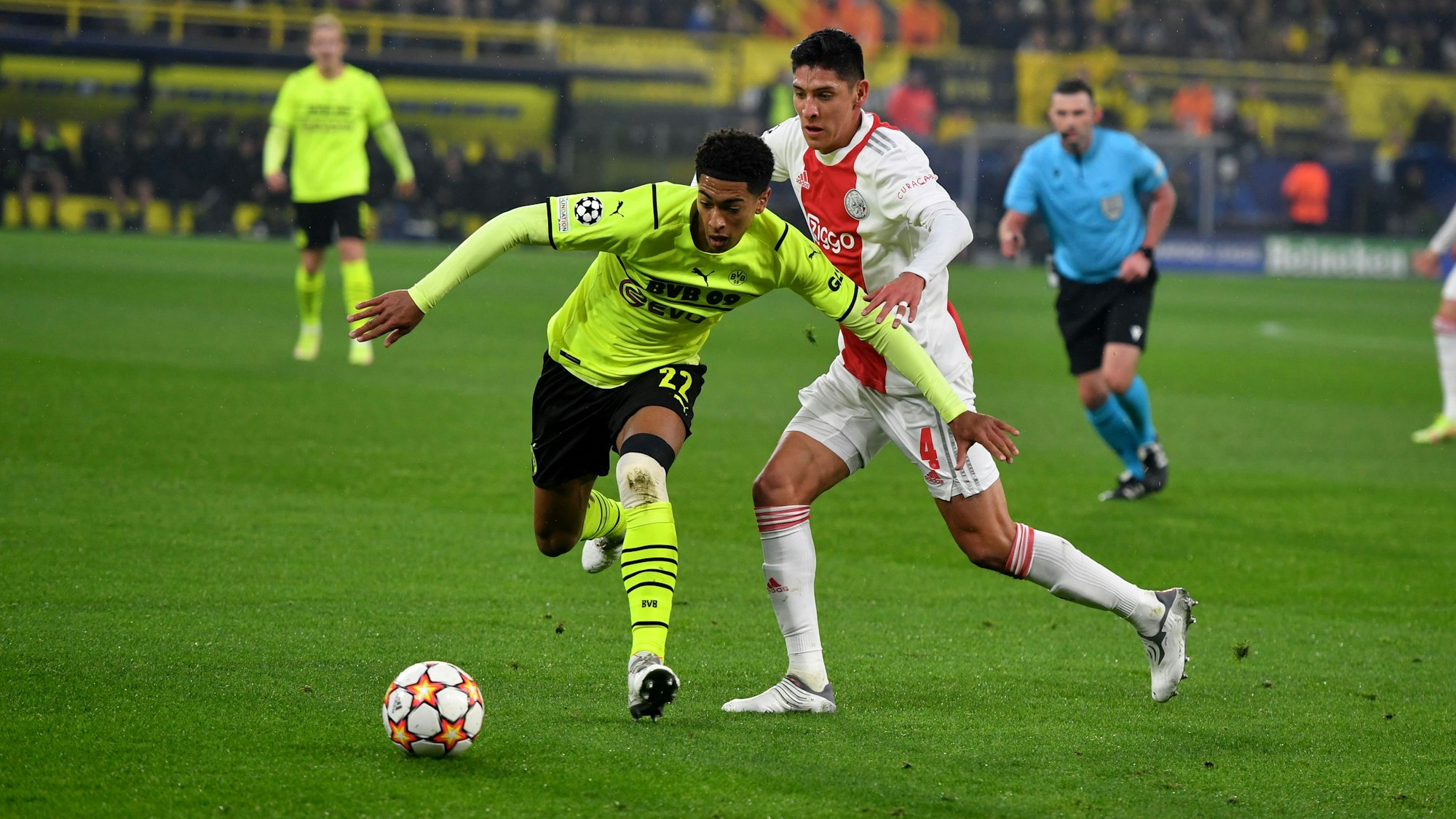 Dortmunds Jude Bellingham und Amsterdams Edson Álvarez im Kampf um den Ball.