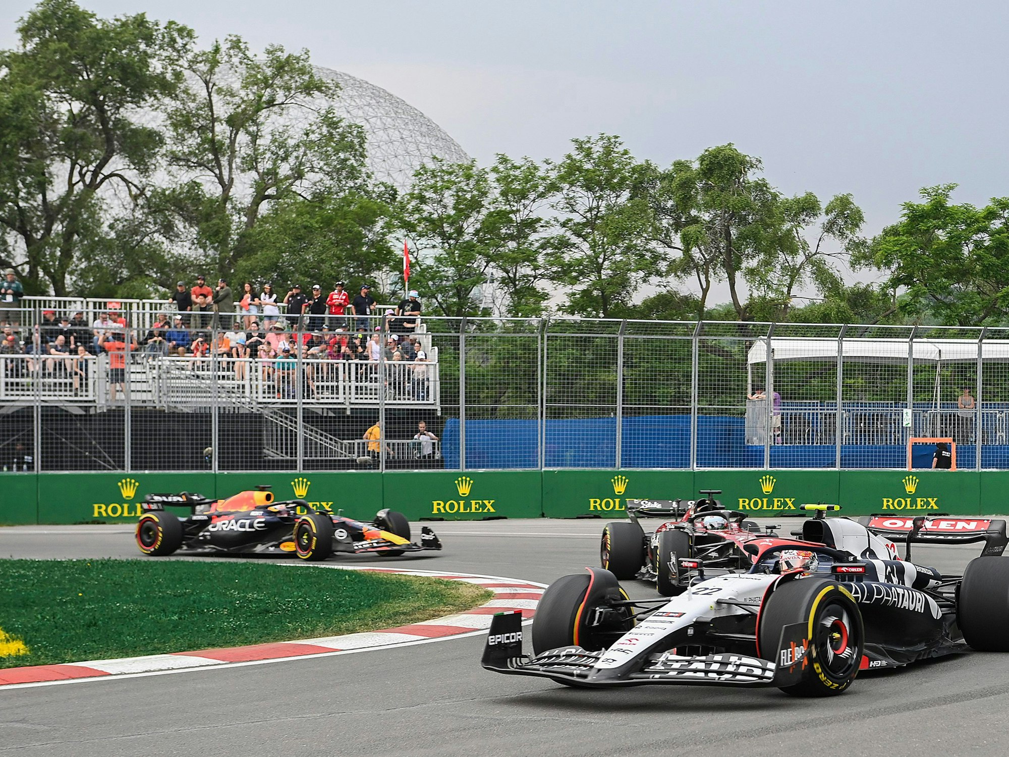 Grand Prix von Kanada, 2. Freies Training: AlphaTauri-Pilot Yuki Tsunoda (r) aus Japan, fährt während des zweiten Trainings durch die Haarnadelkurve.