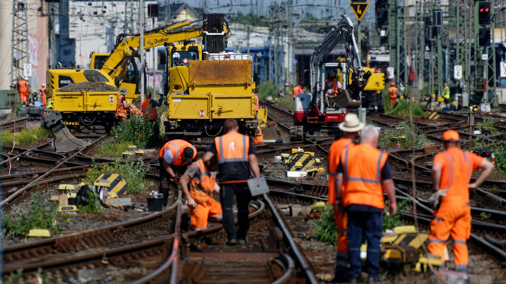 Mitarbeiter der Deutschen Bahn arbeiten an den Gleisanlagen am Kölner Hauptbahnhof.