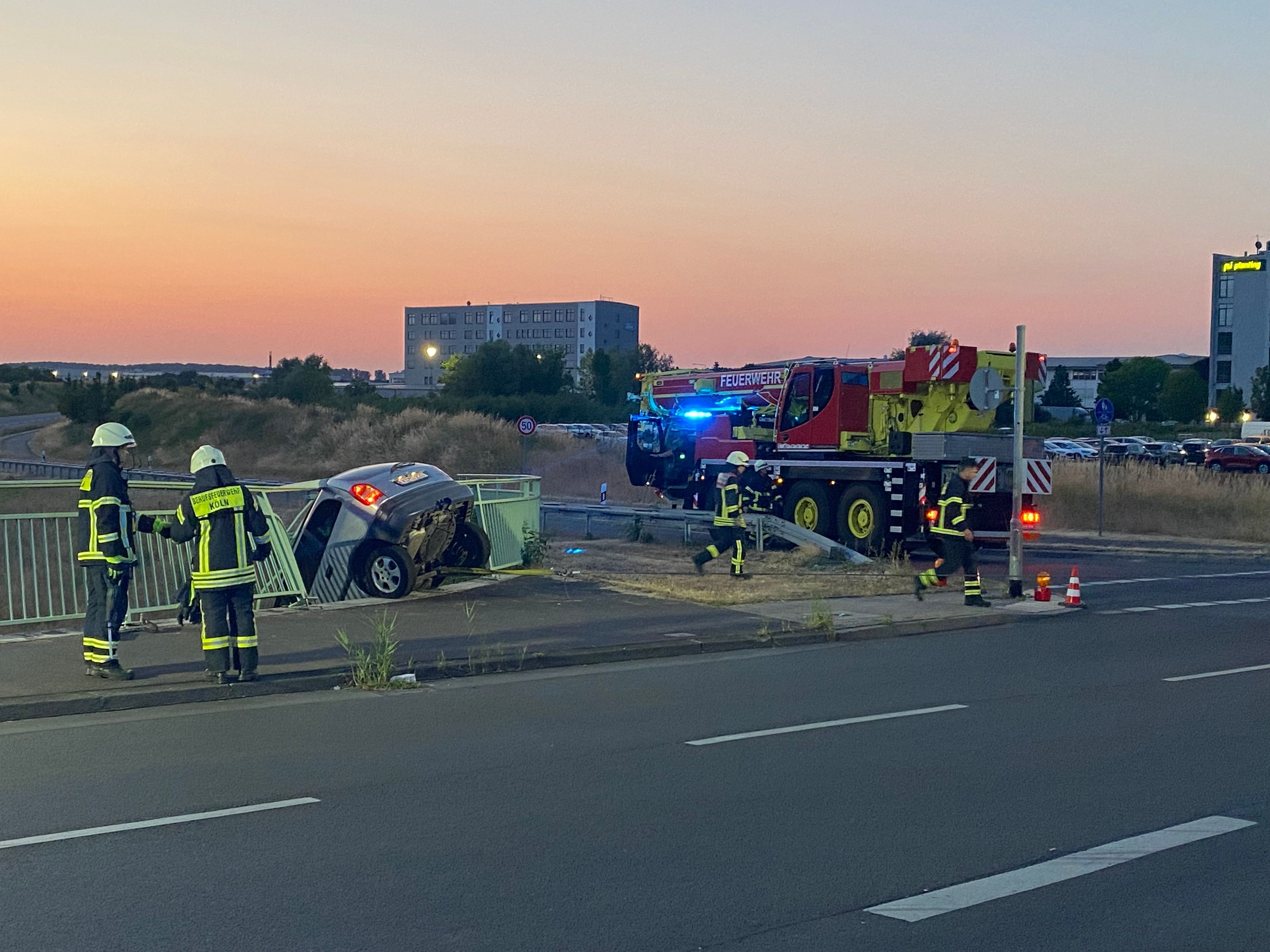 Einsatzkräfte der Feuerwehr Köln beim Einsatz in Köln-Merkenich.
