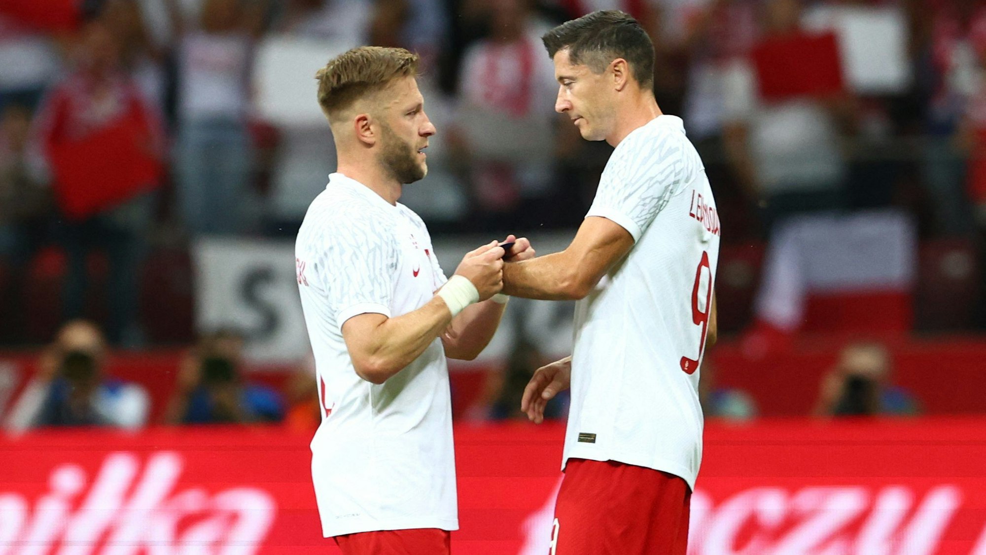 Jakub Blaszczykowski (l.) und Robert Lewandowski bei der Übergabe der Kapitänsbinde im Länderspiel zwischen Polen und Deutschland.