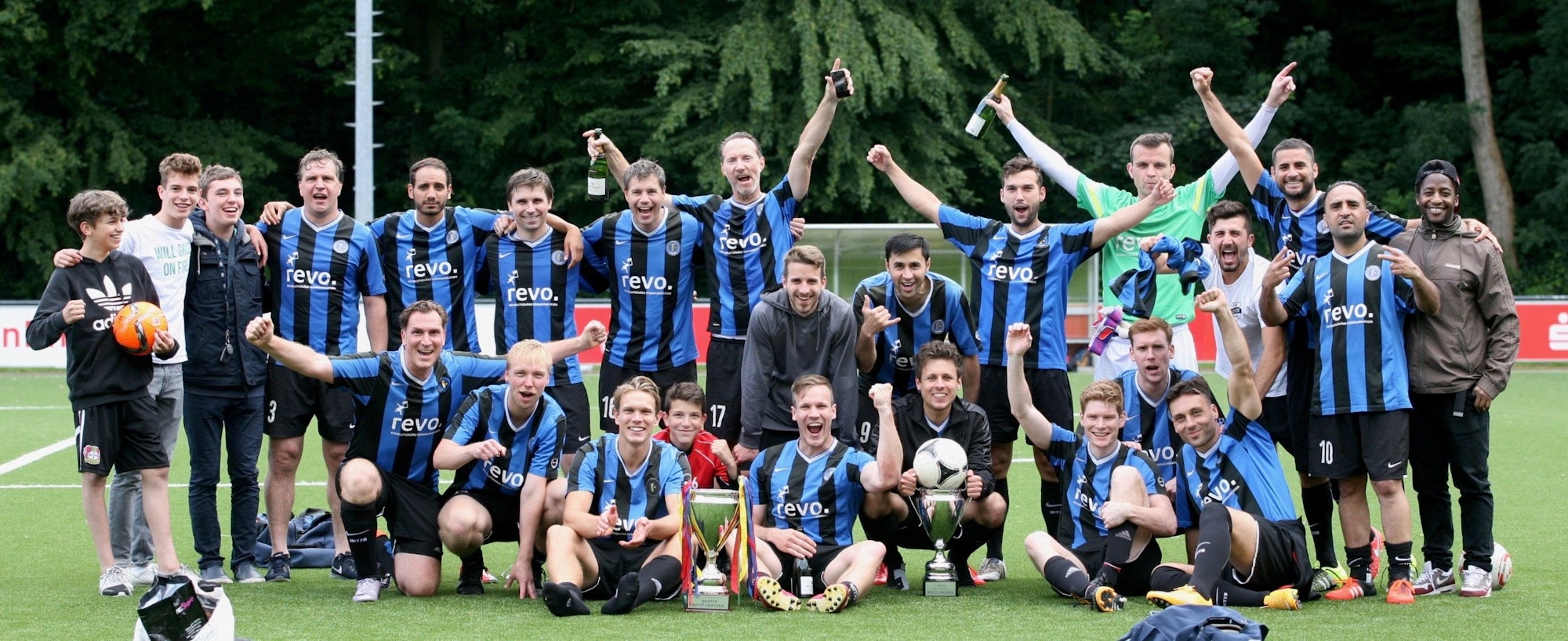 Die Spieler der Mannschaft „Inter Filos“ auf dem Fußballfeld.