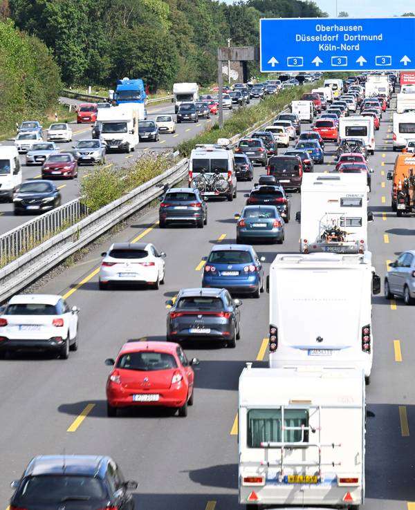 Reger Verkehr herrscht auf der Autobahn A3 am Leverkusener Kreuz.