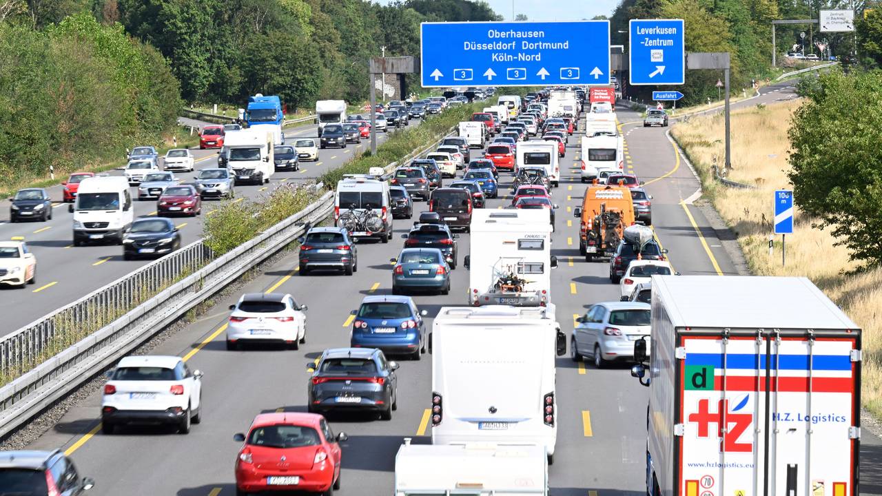 Reger Verkehr herrscht auf der Autobahn A3 am Leverkusener Kreuz.