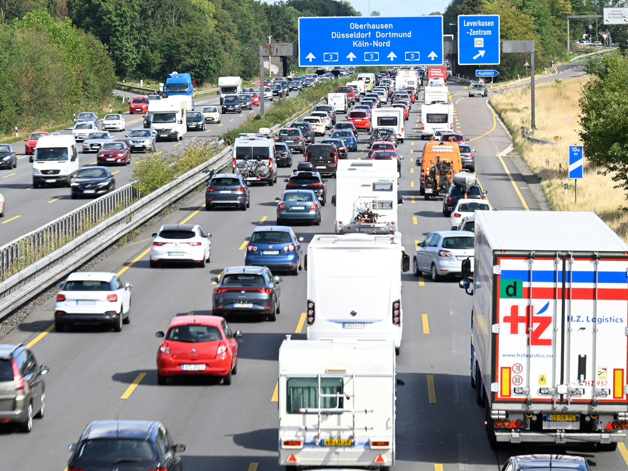 Reger Verkehr herrscht auf der Autobahn A3 am Leverkusener Kreuz.