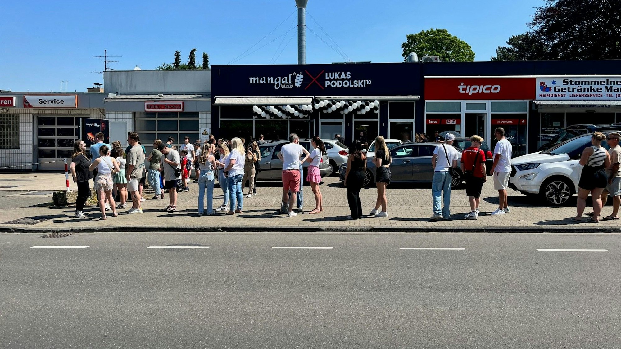 Lange Schlange bei der Eröffnung des Dönerladens von Lukas Podolski in Stommen.