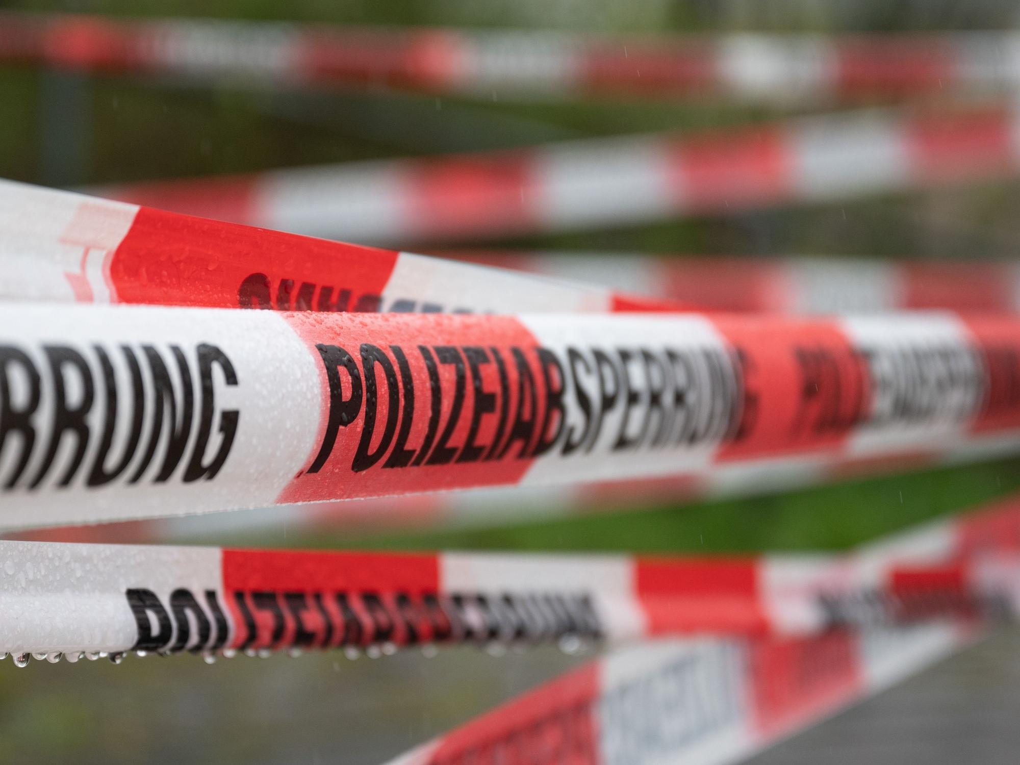 Absperrband der Polizei sperrt den Durchgang zu der Fundstelle einer Weltkriegsbombe.