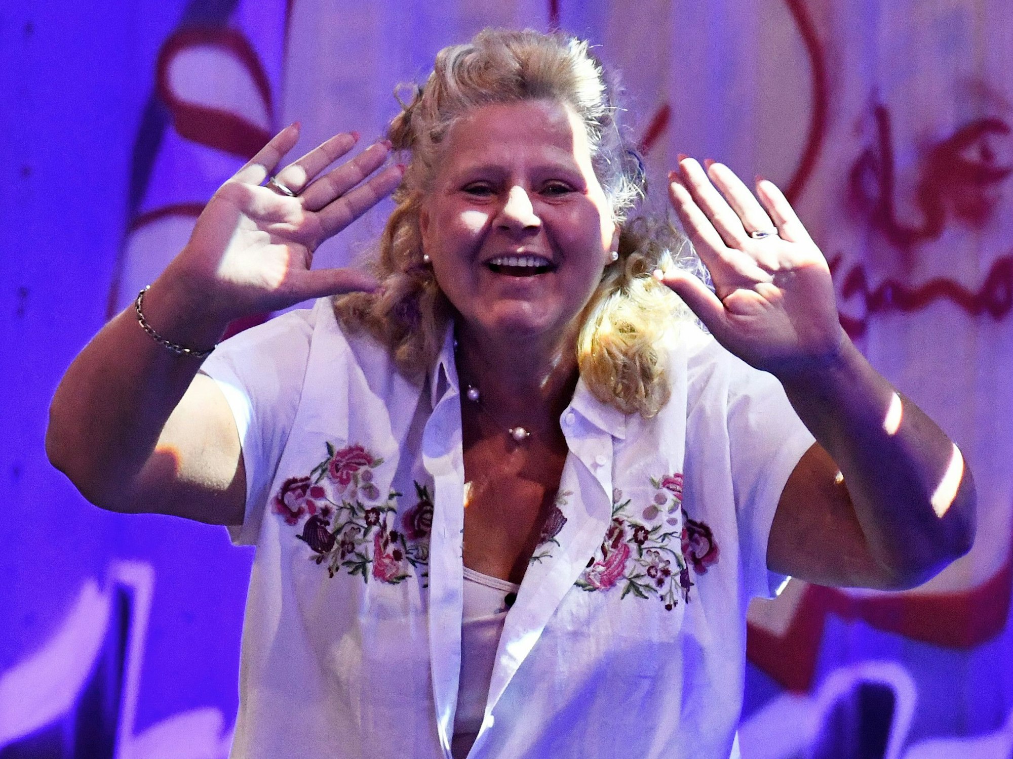 Silvia Wollny winkt in die Kamera.