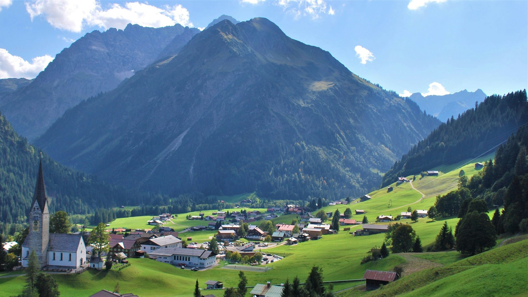 Ein Blick auf das Alpen-Örtchen Mittelberg im Kleinwalsertal in Österreich.
