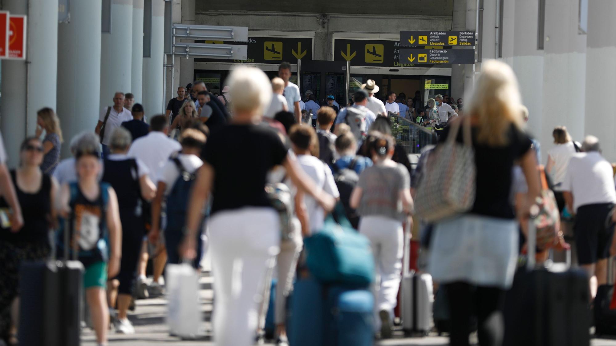 Reisende sind am Flughafen angekommen.