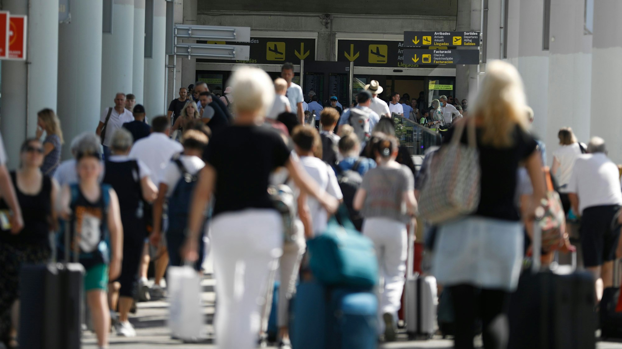Reisende sind am Flughafen angekommen.