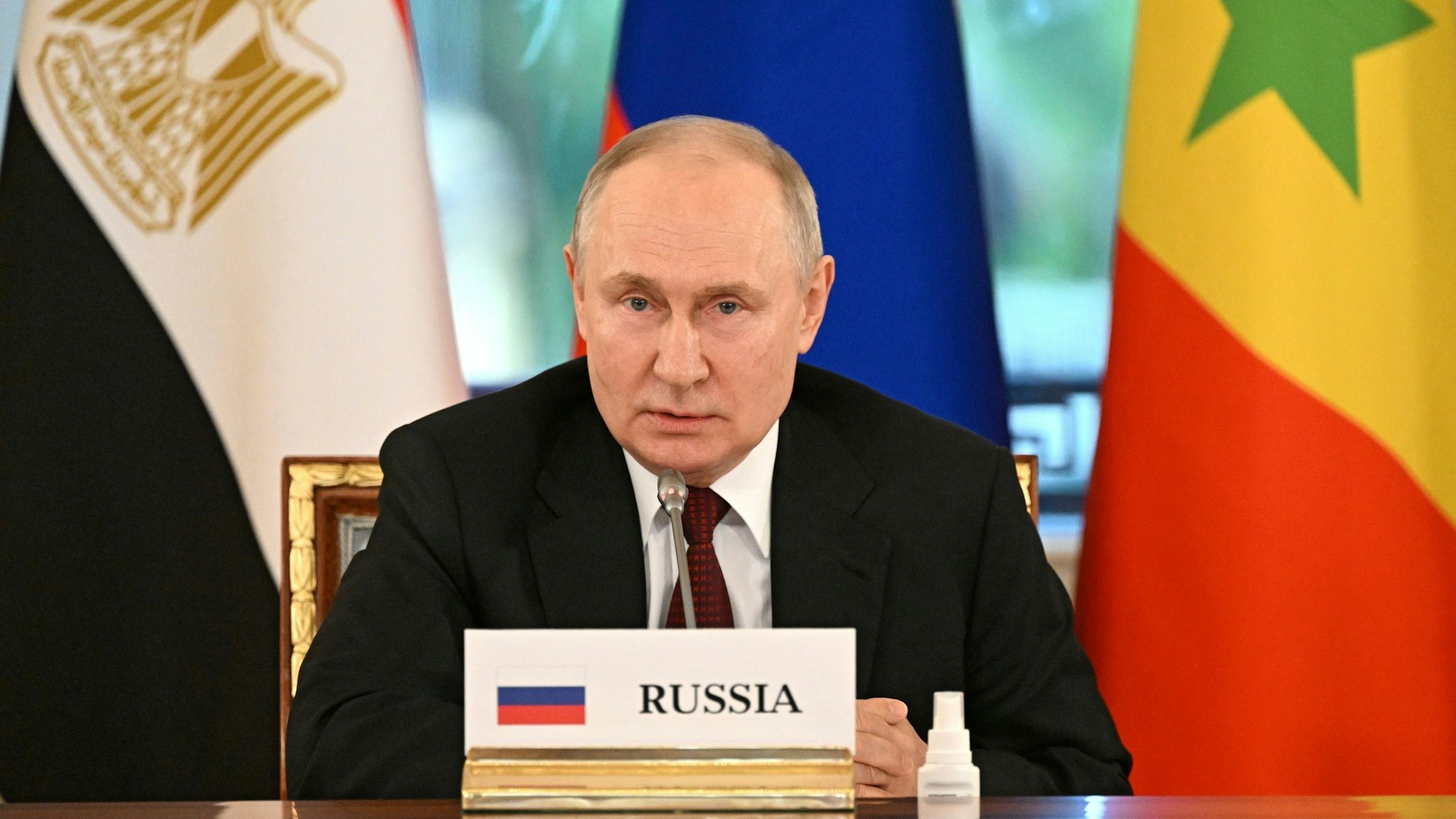 Auf diesem von RIA Novosti zur Verfügung gestellten Foto spricht der russische Präsident Wladimir Putin während eines Treffens mit einer Delegation afrikanischer Staatsoberhäupter am Samstag (17. Juni 2023) in St. Petersburg.