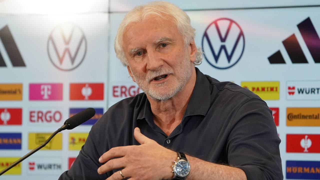 Sportdirektor Rudi Völler bei der Pressekonferenz.