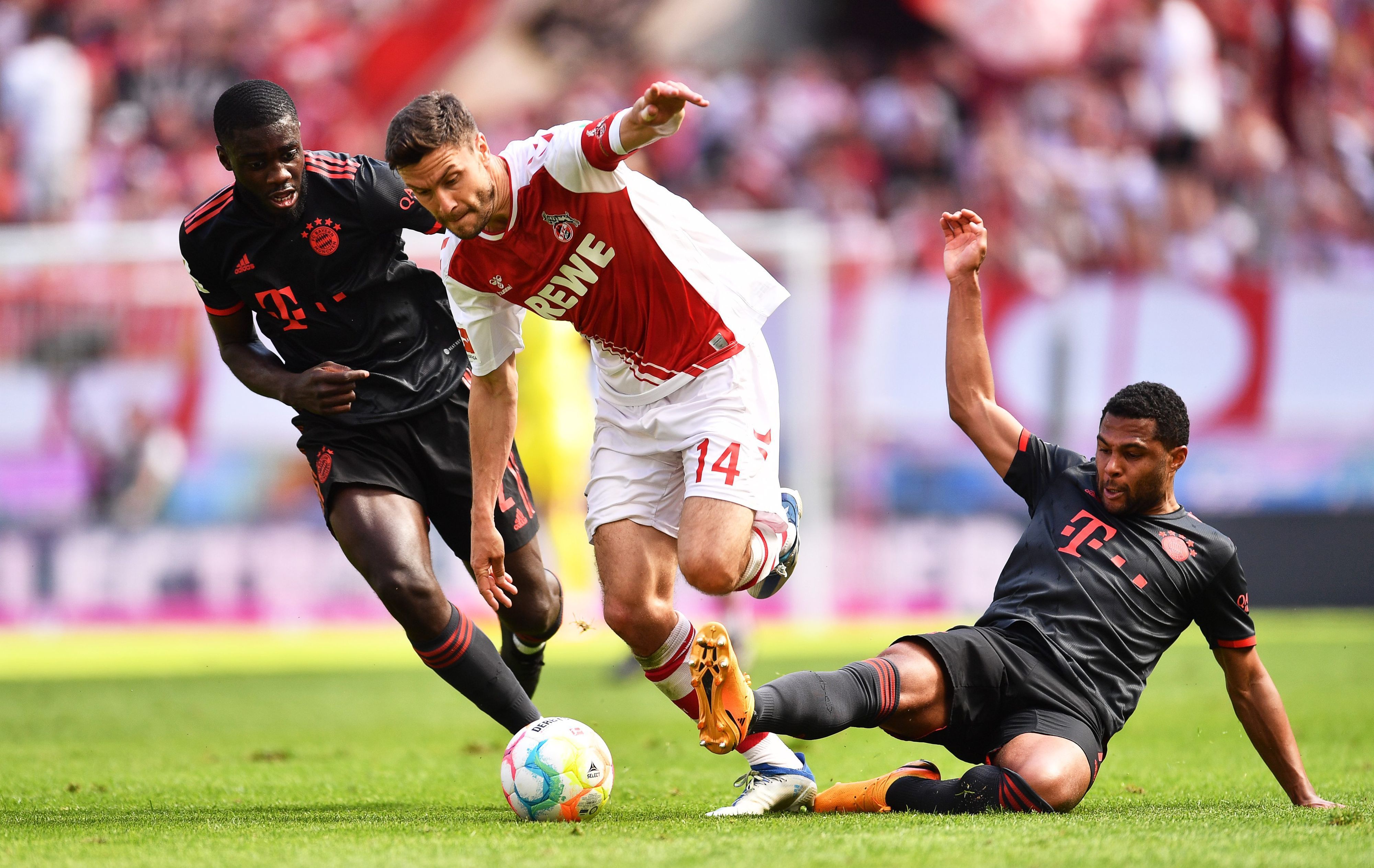 Jonas Hector im Zweikampf mit Bayerns Dayot Upamecano (l.) und Serge Gnabry (r.).