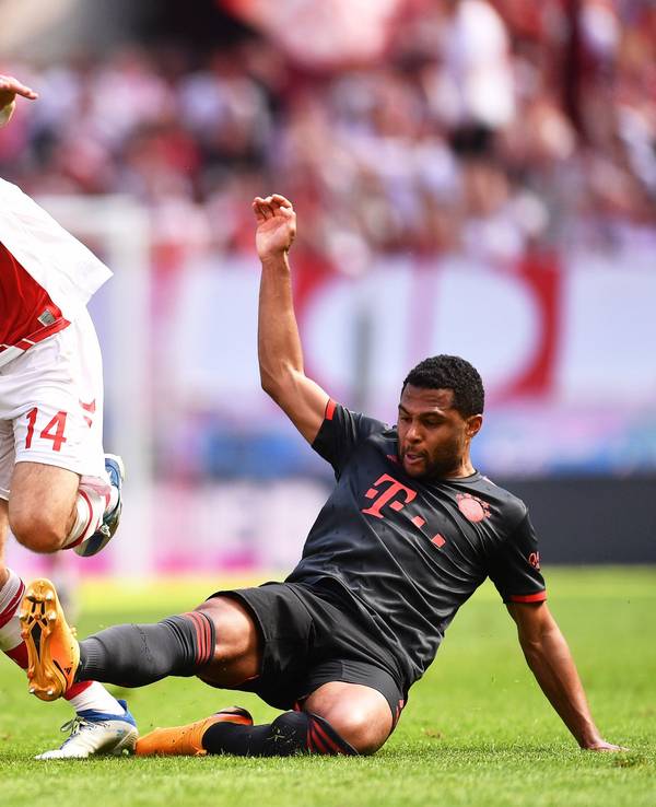 Jonas Hector im Zweikampf mit Bayerns Dayot Upamecano (l.) und Serge Gnabry (r.).