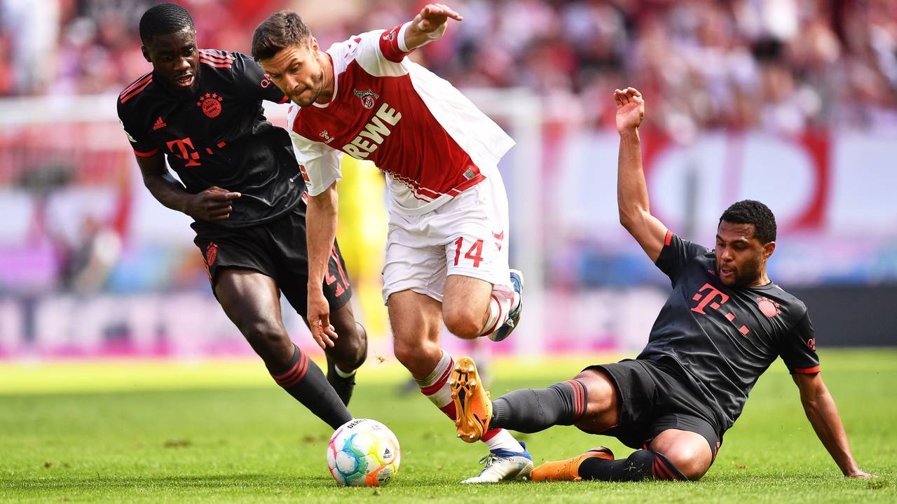 Jonas Hector im Zweikampf mit Bayerns Dayot Upamecano (l.) und Serge Gnabry (r.).