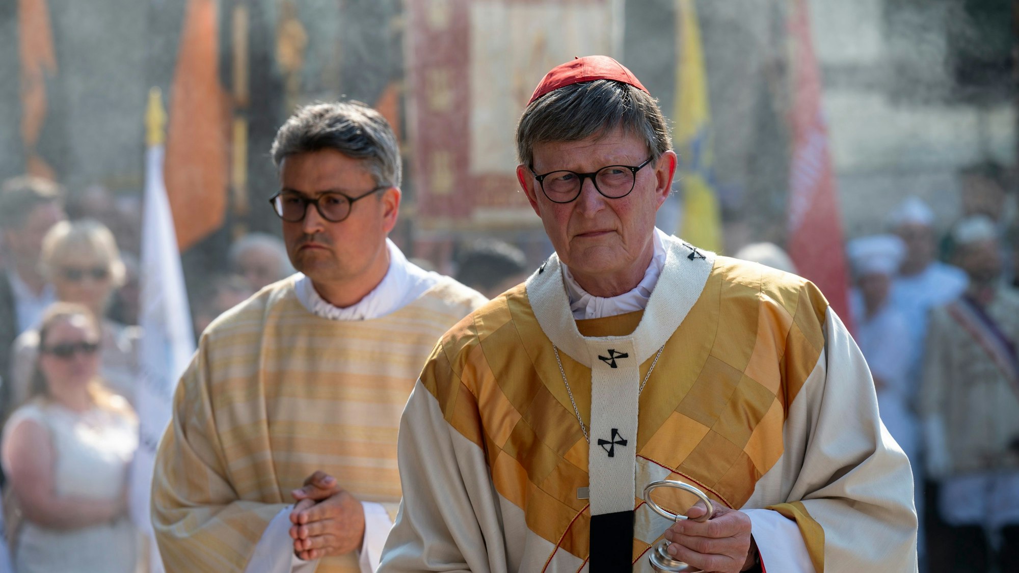 Der Kölner Kardinal Woelki geht an Fronleichnam mit anderen Geistlichen über den Roncalliplatz in Köln.