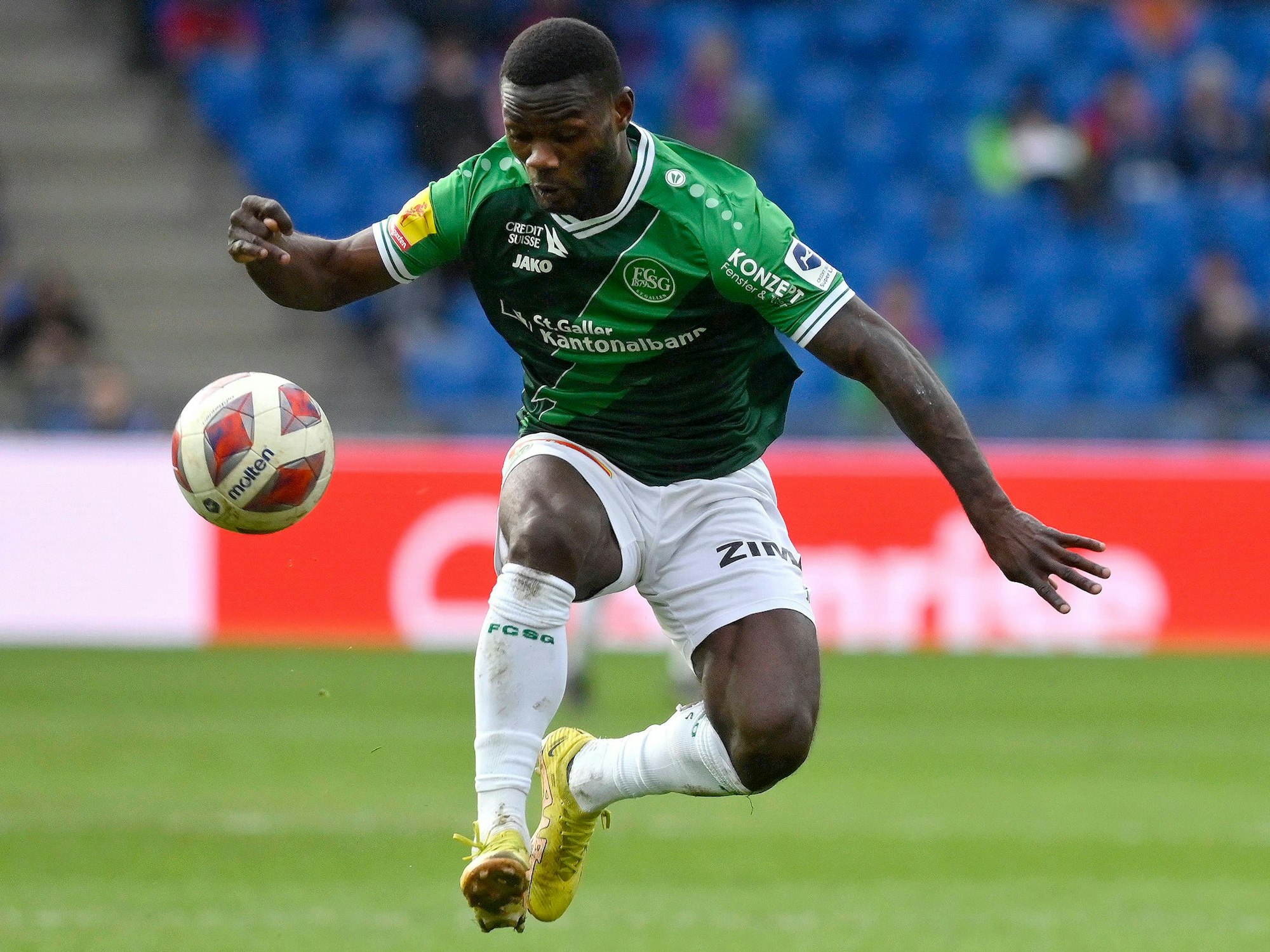 Emmanuel Latte Lath nimmt den Ball im Spiel beim FC Basel an.