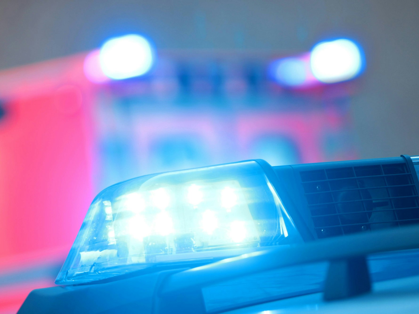 Einsatzwagen der Polizei mit eingeschaltetem Blaulicht.