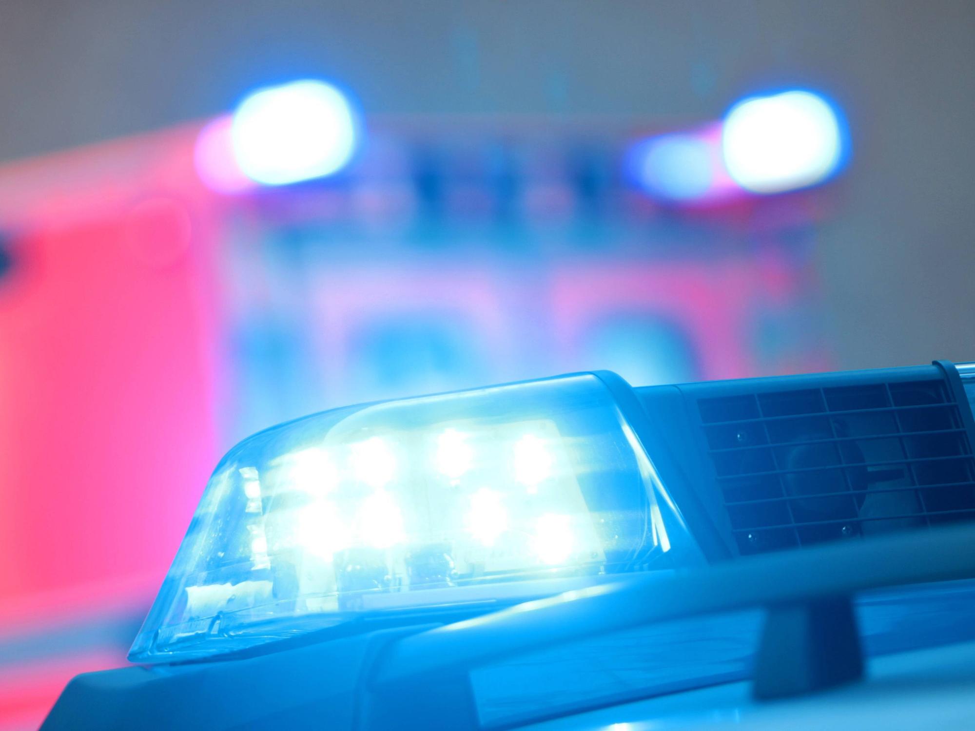 Einsatzwagen der Polizei mit eingeschaltetem Blaulicht.