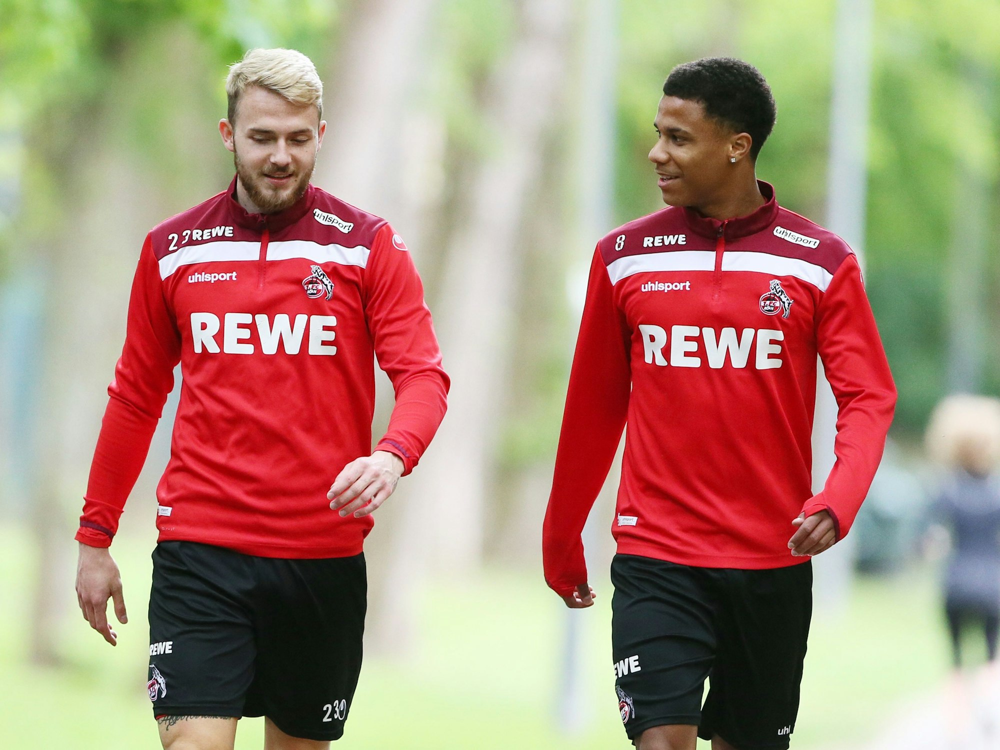 Jannes Horn und Ismail Jakobs gehen nebeneinander.