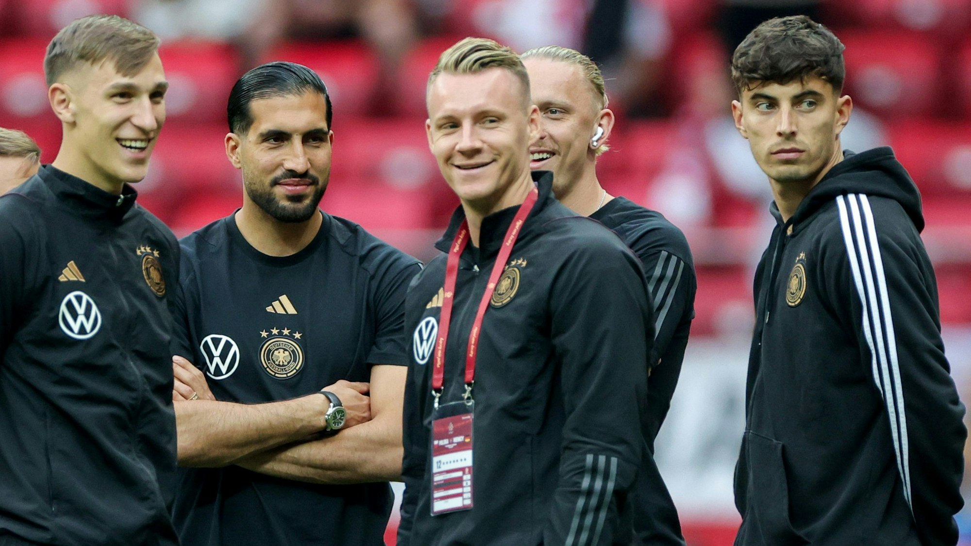 Nico Schlotterbeck, Emre Can, Bernd Leno, Marius Wolf und Kai Havertz stehen vor dem Spiel beieinander.
