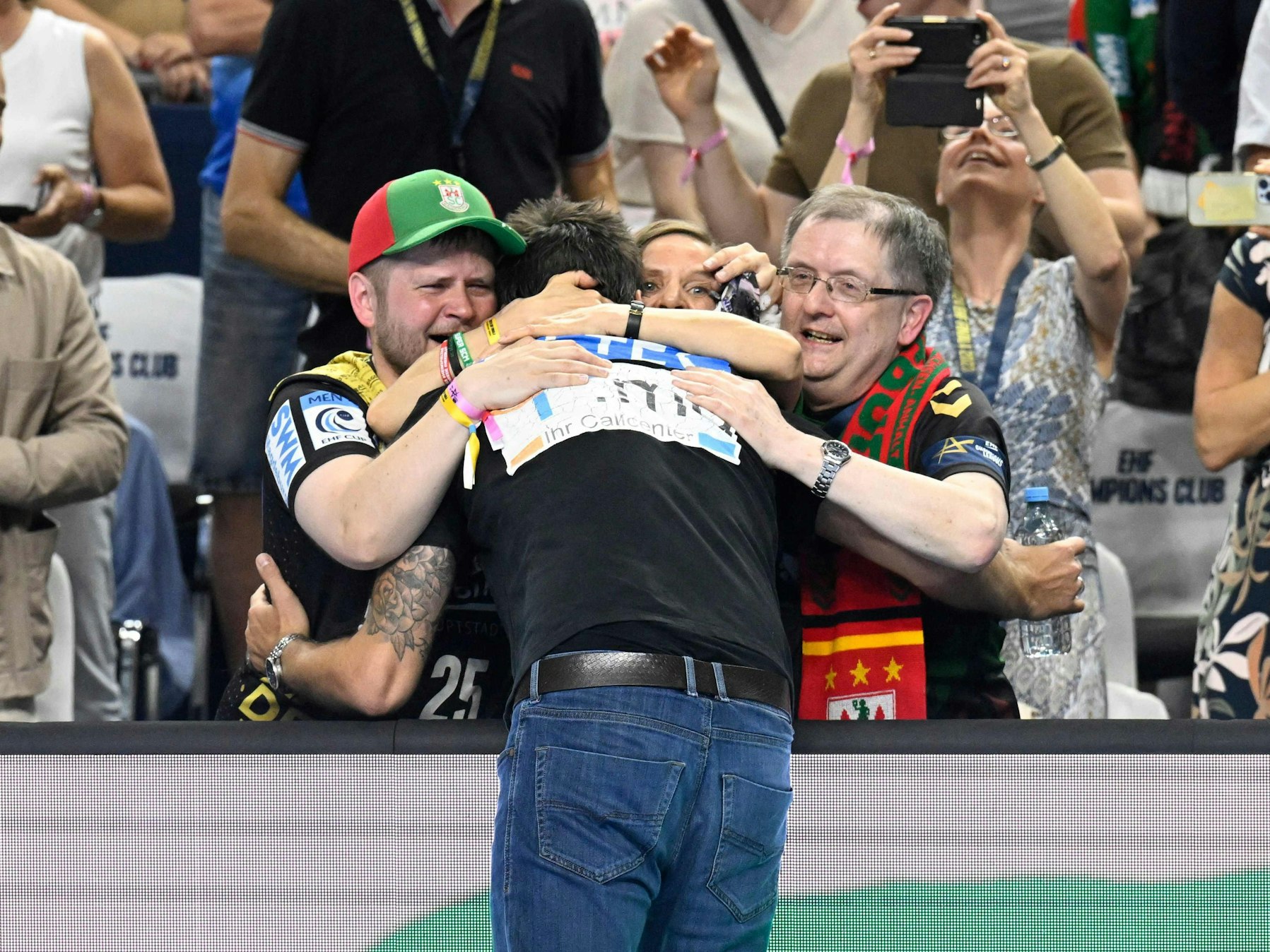 Magdeburgs Trainer Bennet Wiegert umarmt Fans.