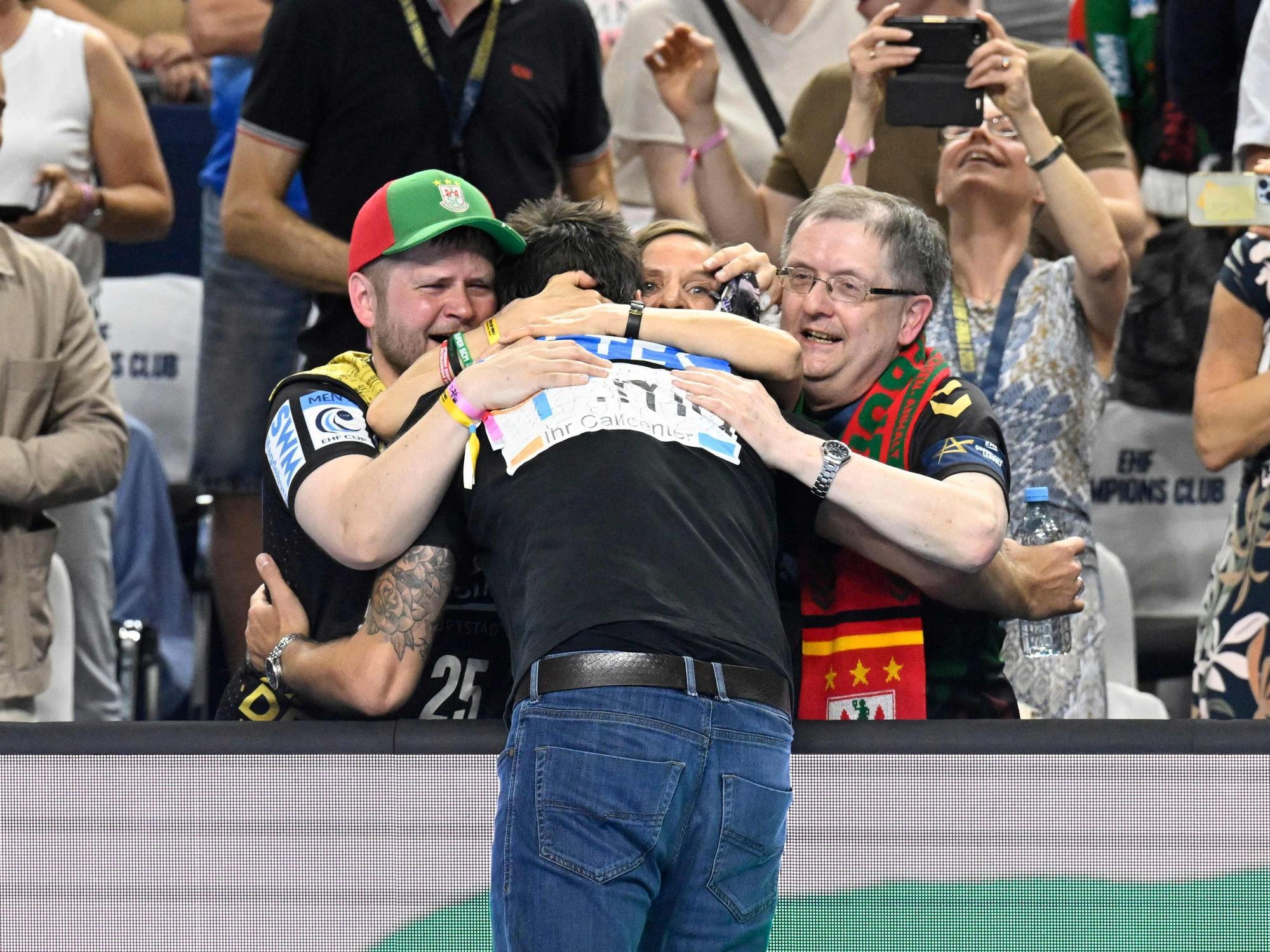 Magdeburgs Trainer Bennet Wiegert umarmt Fans.