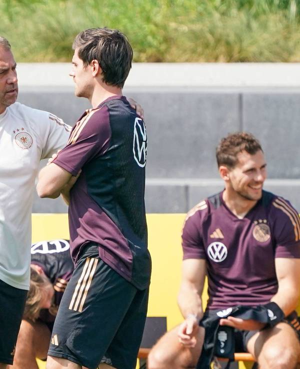 Bundestrainer Hansi Flick im Einzelgespräch mit Jonas Hofmann.