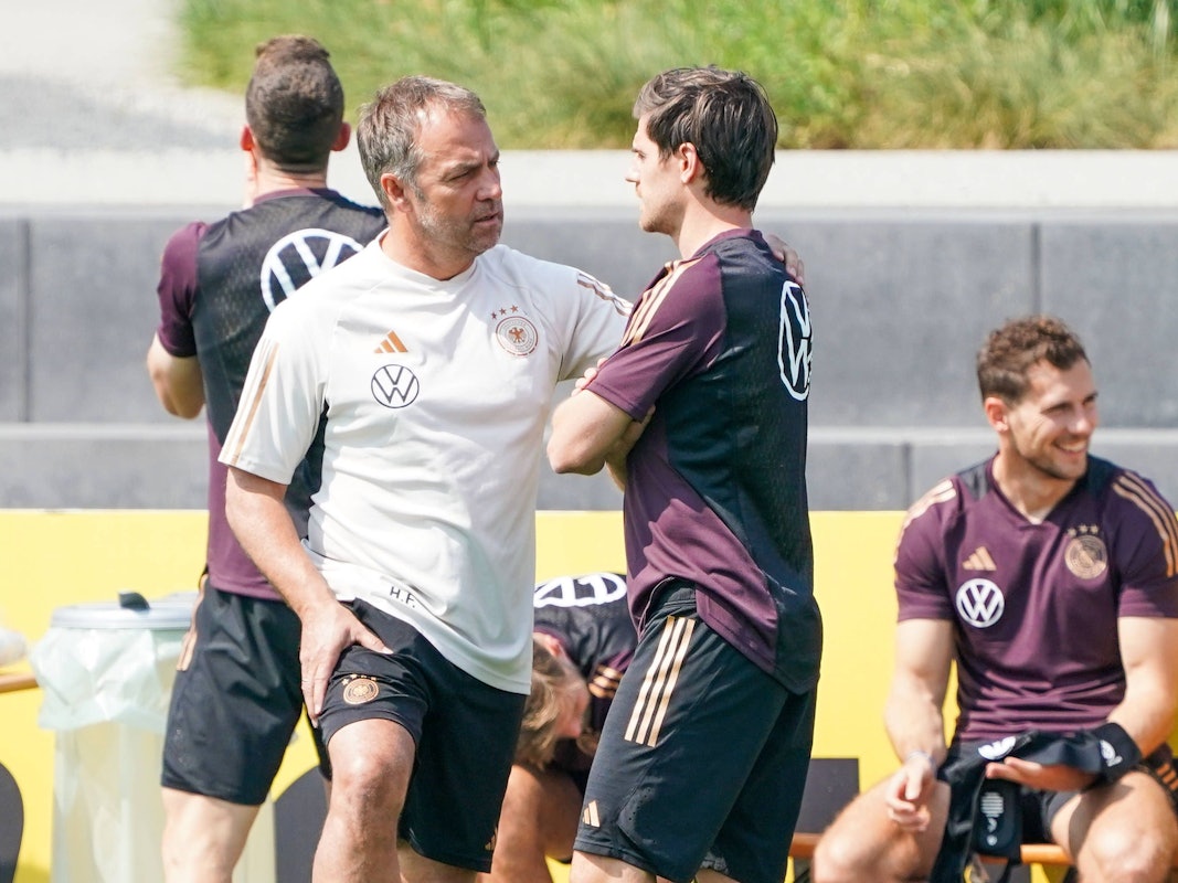 Bundestrainer Hansi Flick im Einzelgespräch mit Jonas Hofmann.
