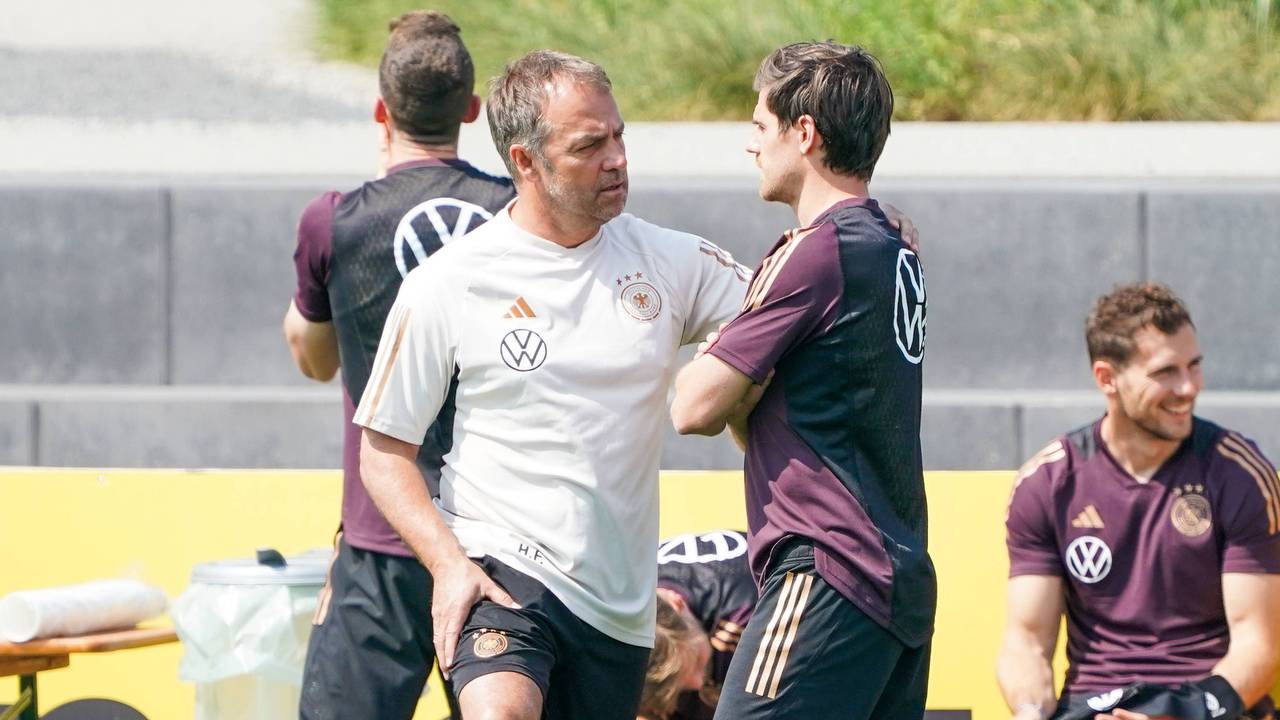 Bundestrainer Hansi Flick im Einzelgespräch mit Jonas Hofmann.