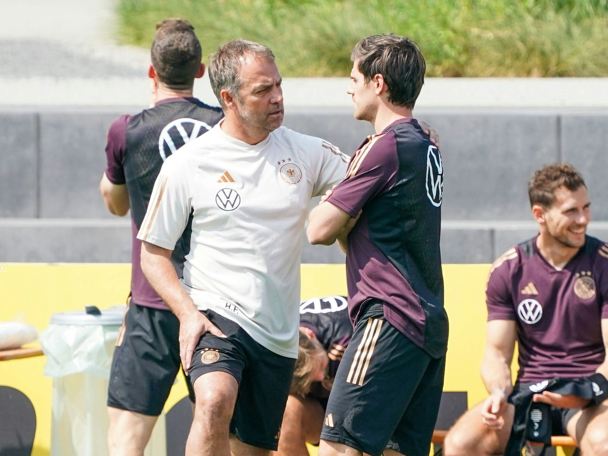 Bundestrainer Hansi Flick im Einzelgespräch mit Jonas Hofmann.