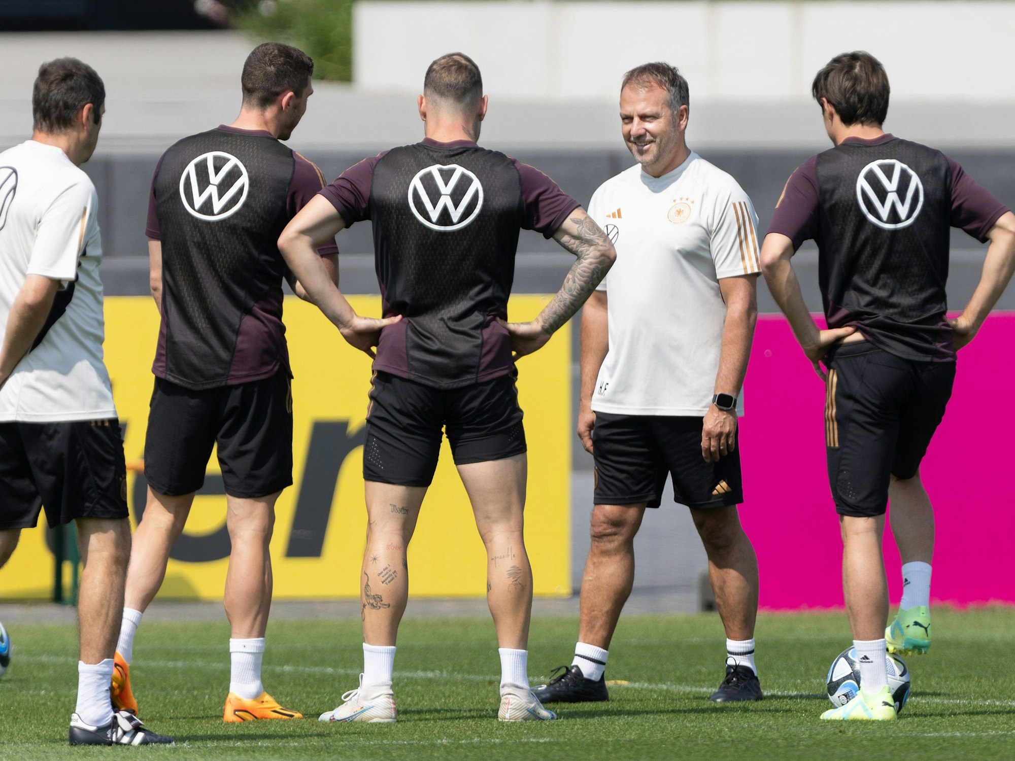 Trainer Hansi Flick im Gespräch mit Robin Gosens, David Raum und Jonas Hofmann.