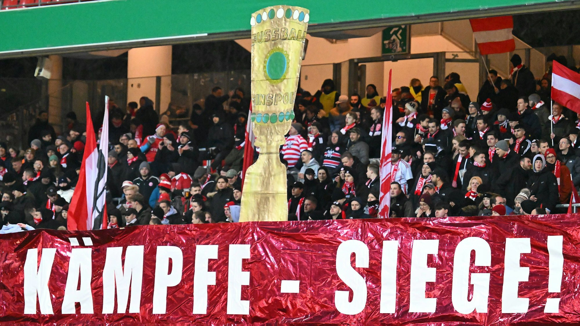 Fans von Fortuna Düsseldorf zeigen ihre Choreografie beim Achtelfinal-Spiel des DFB-Pokals in Nürnberg.