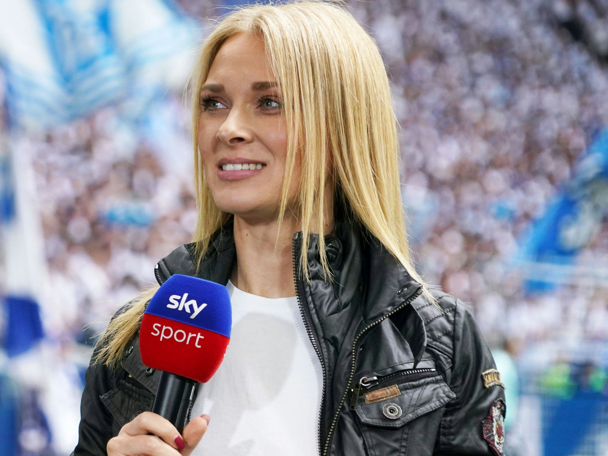 Sky-Moderatorin Britta Hofmann in Aktion am Mikrofon.