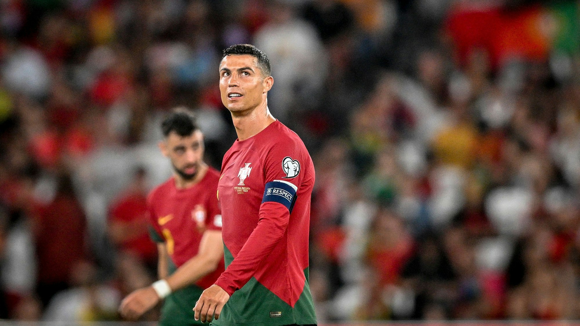 Cristiano Ronaldo schaut enttäuscht beim Spiel gegen Bosnien-Herzegowina.