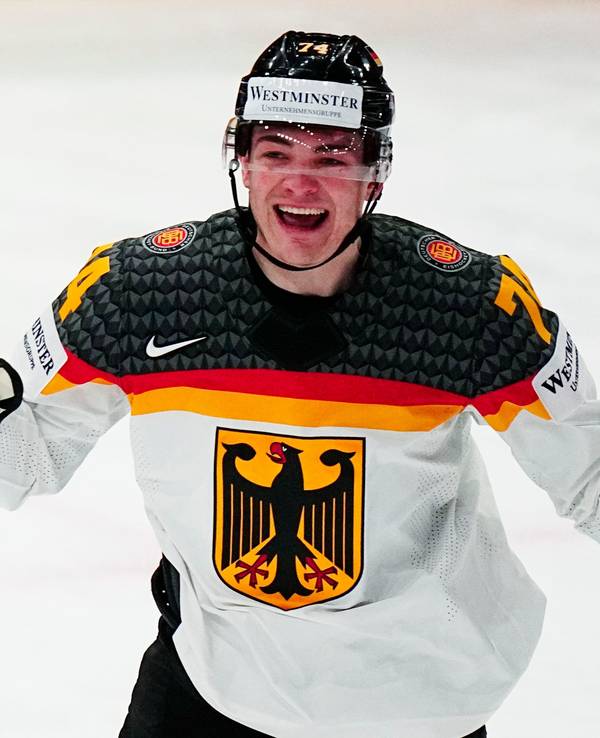 Justin Schutz aus Deutschland jubelt nach dem Führungstor seines Mannschaftskollegen Stachowiak zum 1:0 gegen Ungarn bei der Eishockey-WM 2023.