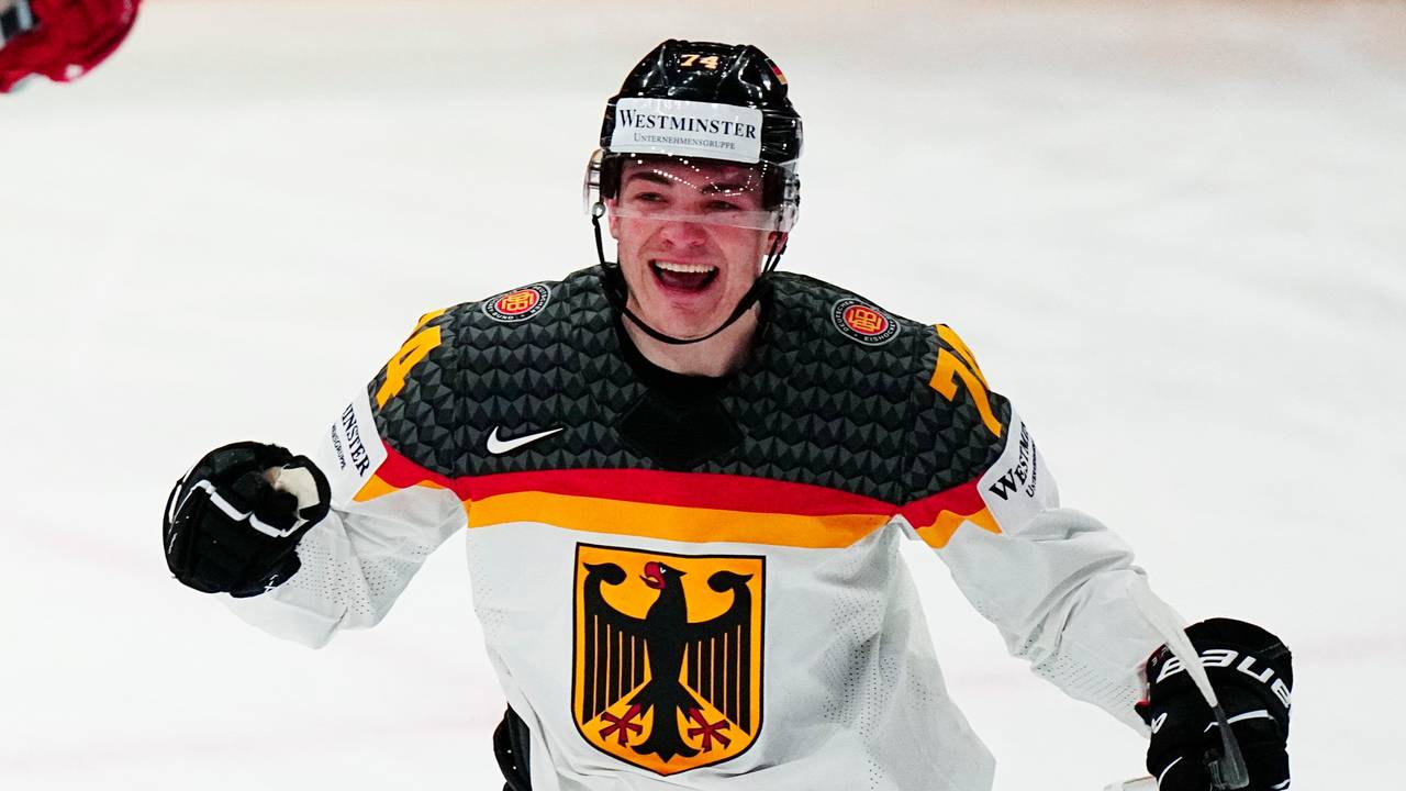 Justin Schutz aus Deutschland jubelt nach dem Führungstor seines Mannschaftskollegen Stachowiak zum 1:0 gegen Ungarn bei der Eishockey-WM 2023.