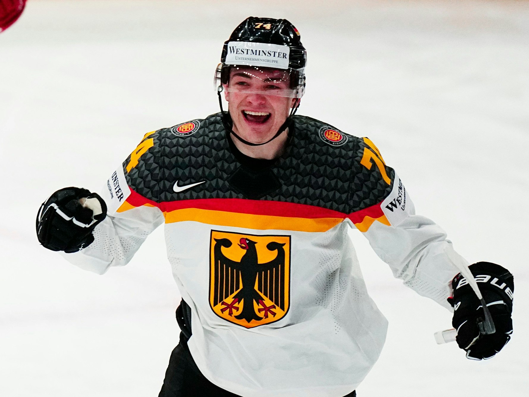 Justin Schutz aus Deutschland jubelt nach dem Führungstor seines Mannschaftskollegen Stachowiak zum 1:0 gegen Ungarn bei der Eishockey-WM 2023.