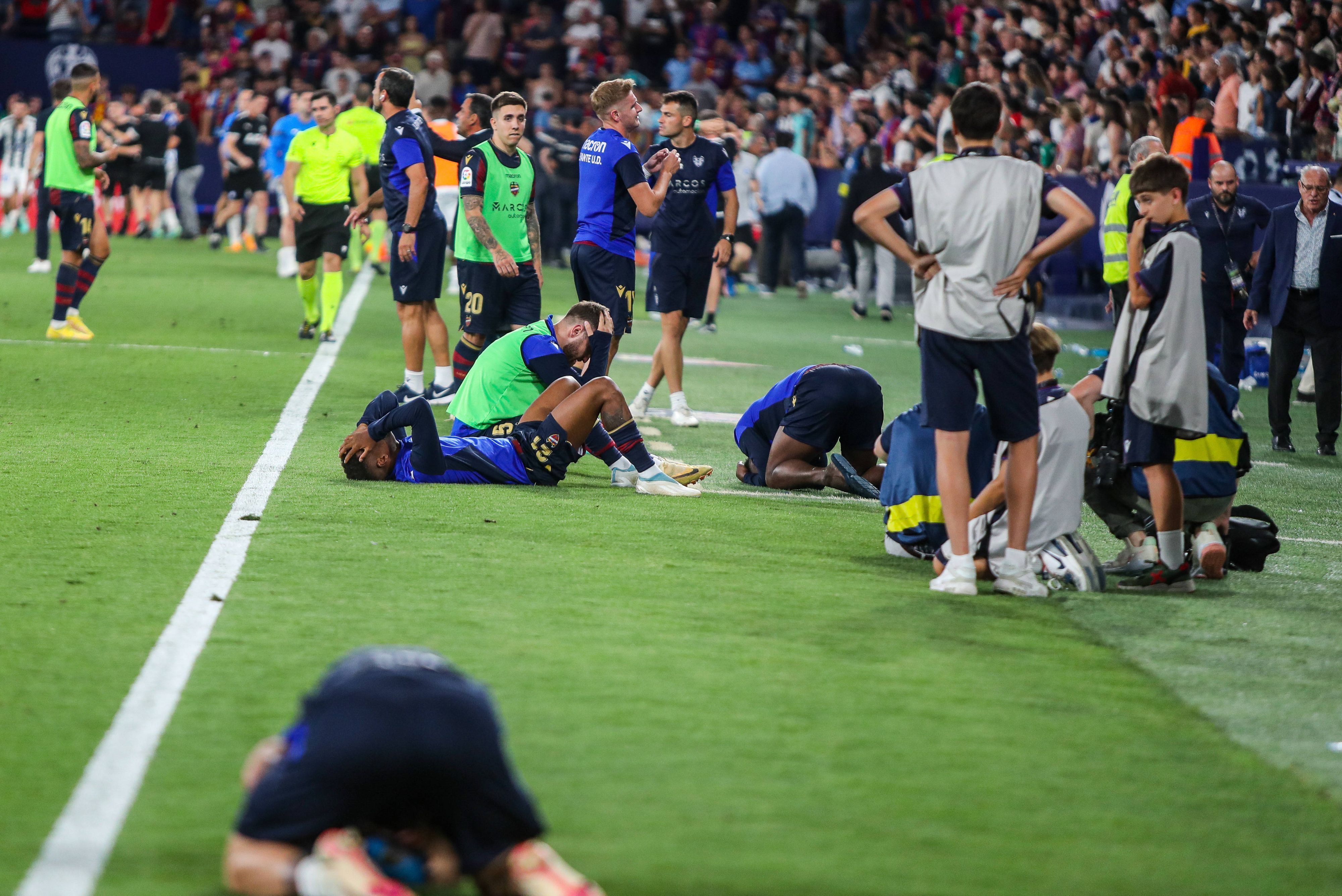 Die Spieler von UD Levante, darunter Shkodran Mustafi, trauern nach dem Saison-Finale um den verpassten Aufstieg in La Liga.