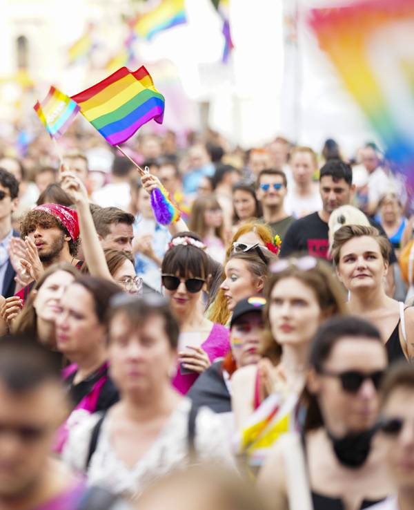 Besucher feiern beim Abschluss der 27. "Regenbogenparade" am Rathausplatz Wien.