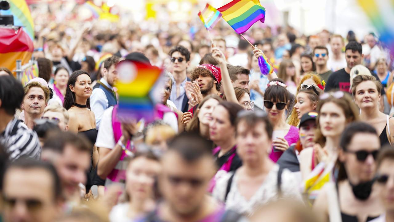 Besucher feiern beim Abschluss der 27. "Regenbogenparade" am Rathausplatz Wien.