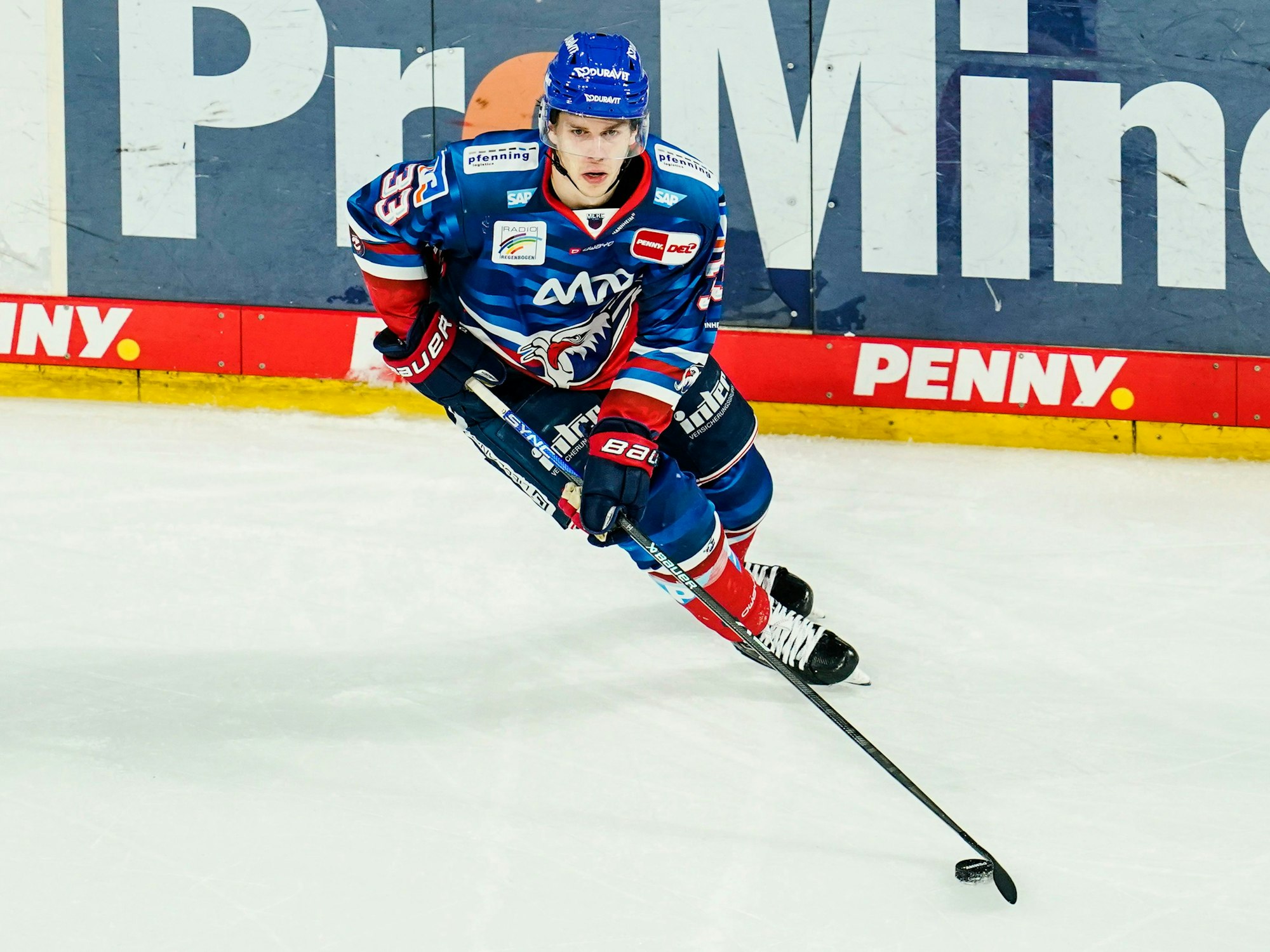 Mannheims Tim Wohlgemuth spielt den Puck.