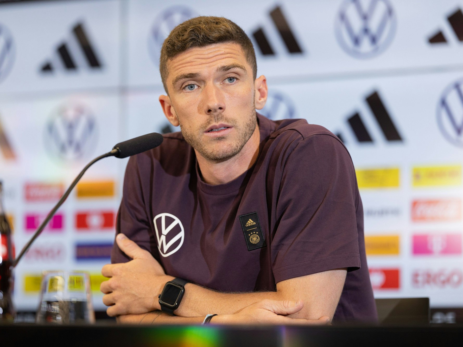 Robin Gosens antwortet auf die Fragen der Journalisten.