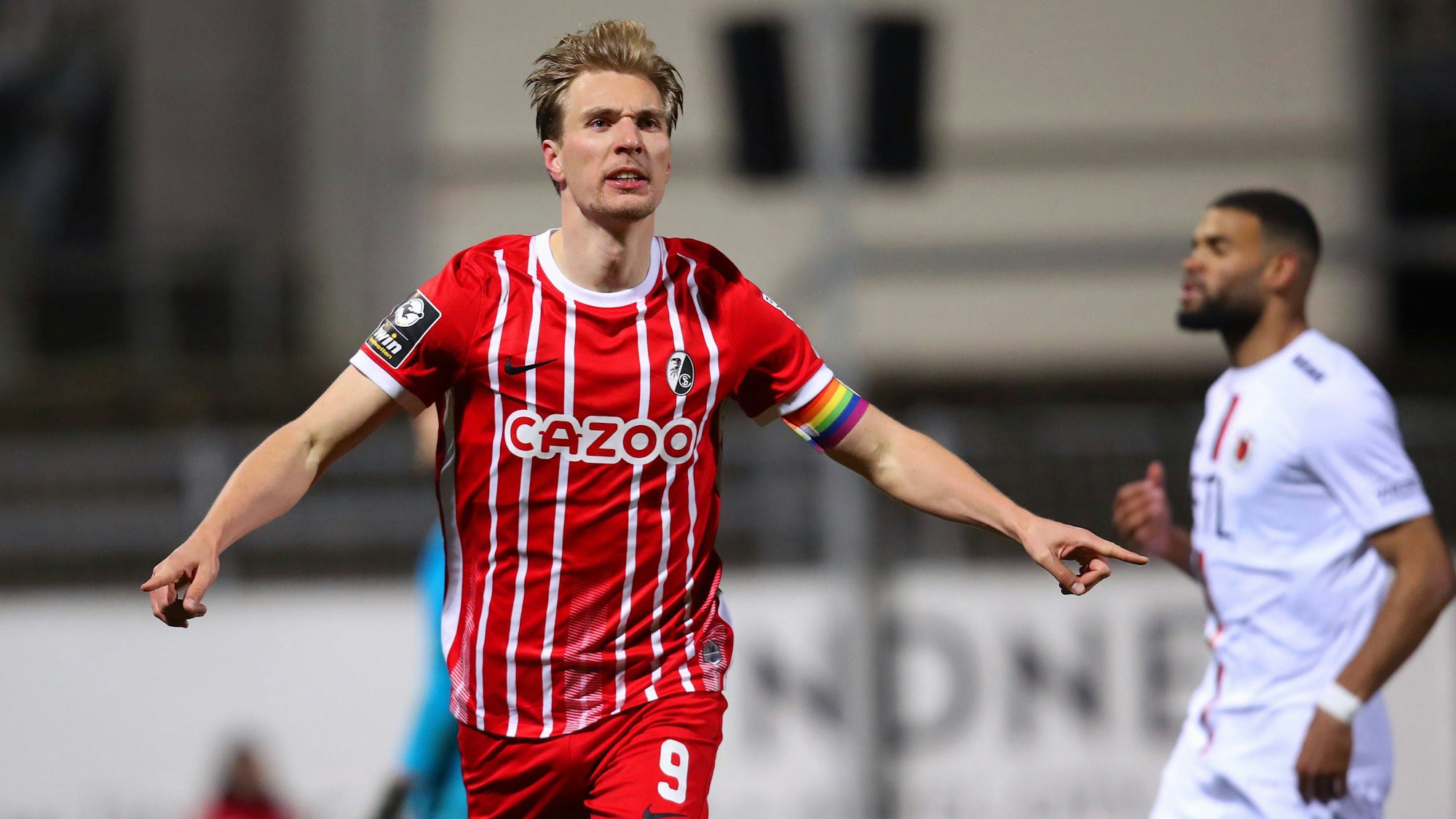 Freiburgs Vincent Vermeij bejubelt sein Tor gegen Viktoria Köln. Im Hintergrund steht Abwehrspieler Jamil Siebert.