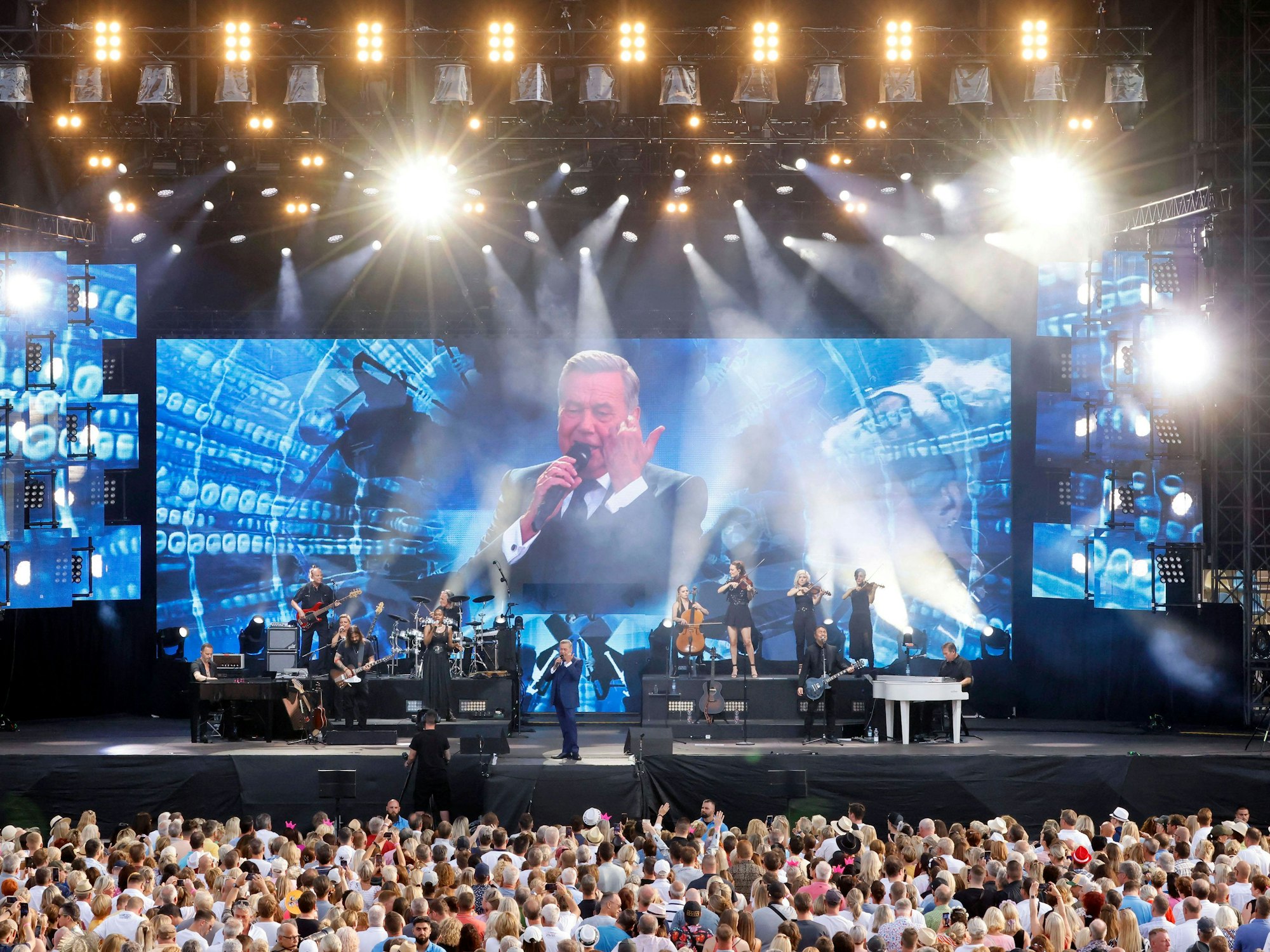 Roland Kaiser auf der Bühne in Mönchengladbach.