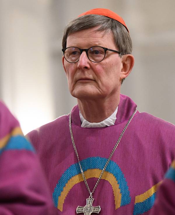 Kardinal Rainer Maria Woelki, Erzbischof von Köln, kommt vor dem Eröffnungsgottesdienst der Frühjahrsvollversammlung der Deutschen Bischofskonferenz in die Hofkirche.