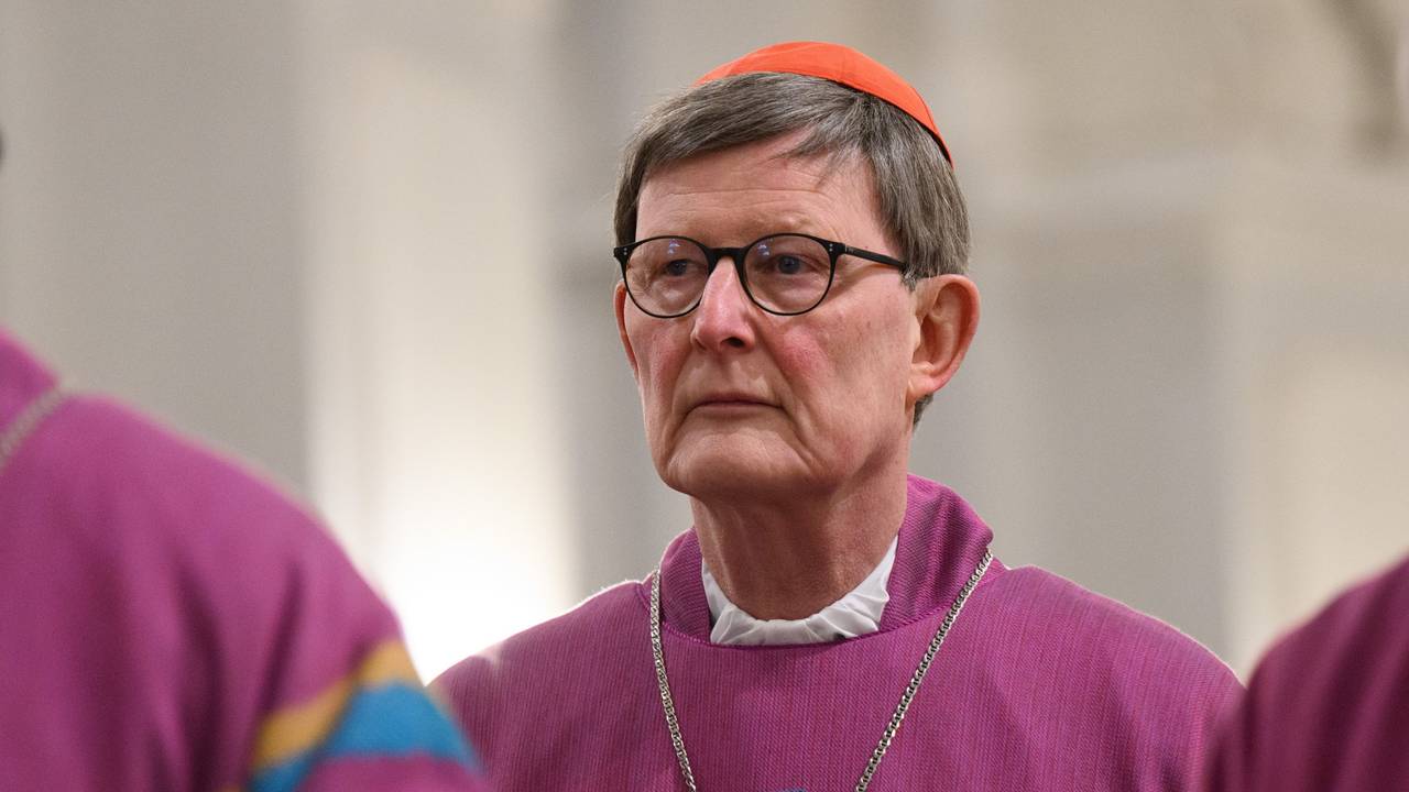 Kardinal Rainer Maria Woelki, Erzbischof von Köln, kommt vor dem Eröffnungsgottesdienst der Frühjahrsvollversammlung der Deutschen Bischofskonferenz in die Hofkirche.