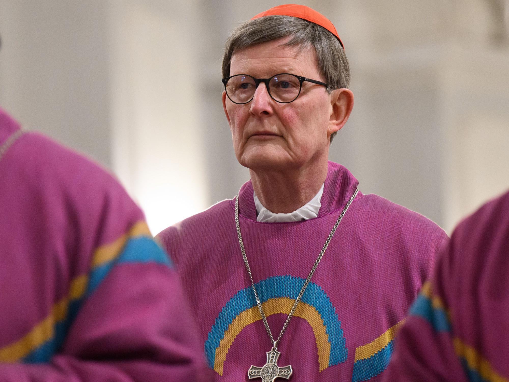 Kardinal Rainer Maria Woelki, Erzbischof von Köln, kommt vor dem Eröffnungsgottesdienst der Frühjahrsvollversammlung der Deutschen Bischofskonferenz in die Hofkirche.