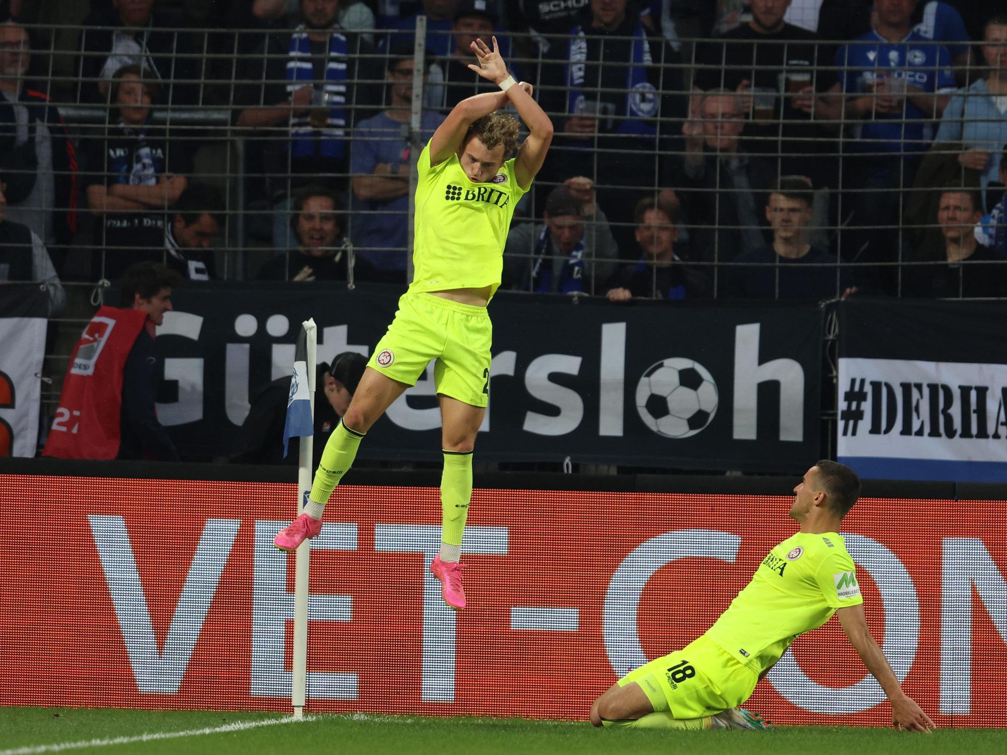 Benedict Hollerbach jubelt wie Cristiano Ronaldo.